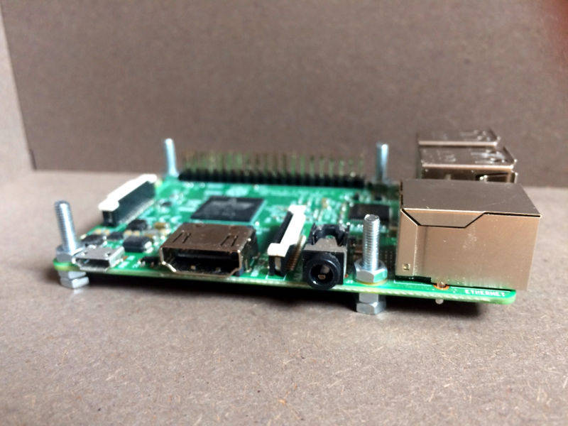 USB-Hub versorgt Raspberry Pi und die USB Lautsprecher mit Strom