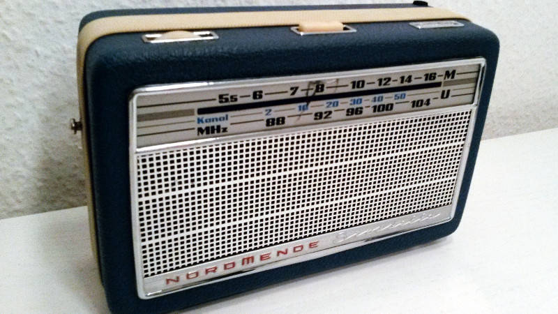 Tragbares Vintage Radio wird zur Kinder Musikbox